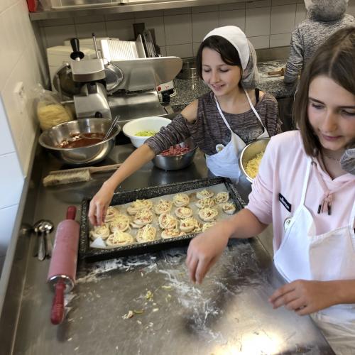 Bernadette und Anna kümmern sich um die Pizzaschnecken