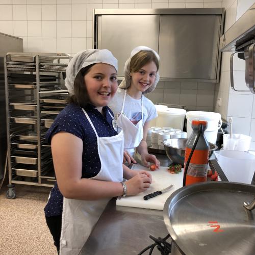 Anna und Verena bereiten machen die Erdbeermilch 