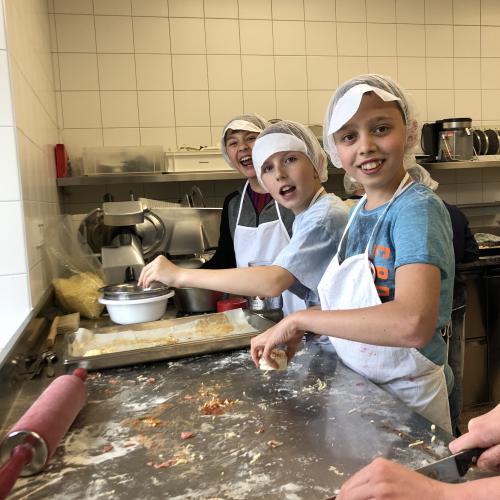 Sandro, Moritz und Thomas helfen fleißig mit