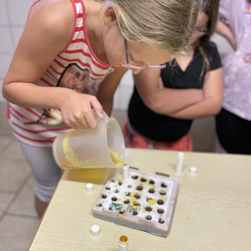 Lena beim Lippenbalsam machen