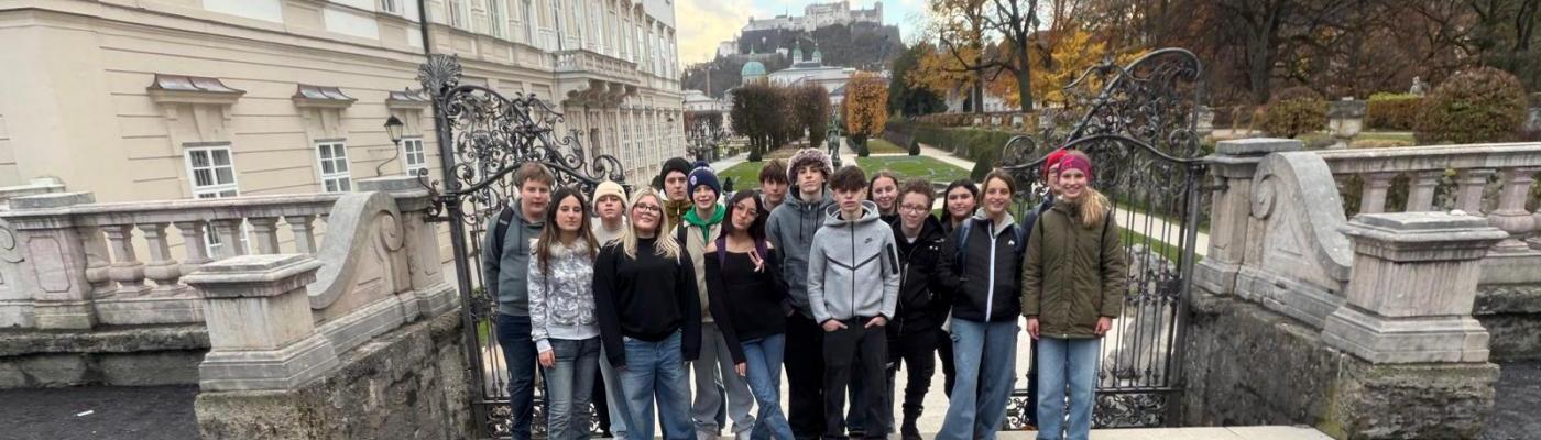 Die 4c mit ihren Lehrern im Hintergrund die Festung in Salzburg